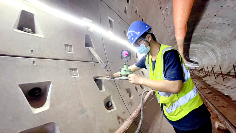 測量人員定期復(fù)核盾構(gòu)區(qū)間控制點，確保盾構(gòu)機姿態(tài)符合規(guī)范設(shè)計要求