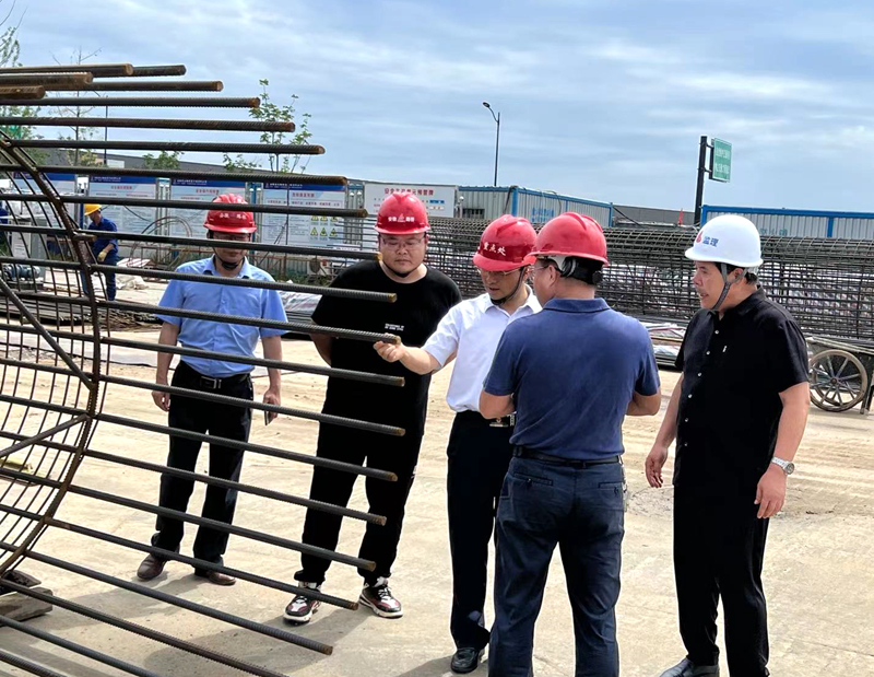 金寨縣委副書記、縣長張澗到史河（金寨段）防洪提升工程-7#防汛大橋項目檢查指導(dǎo)工作3